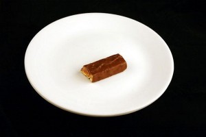  4. Шоколадный батончик Snickers (41 грамм)